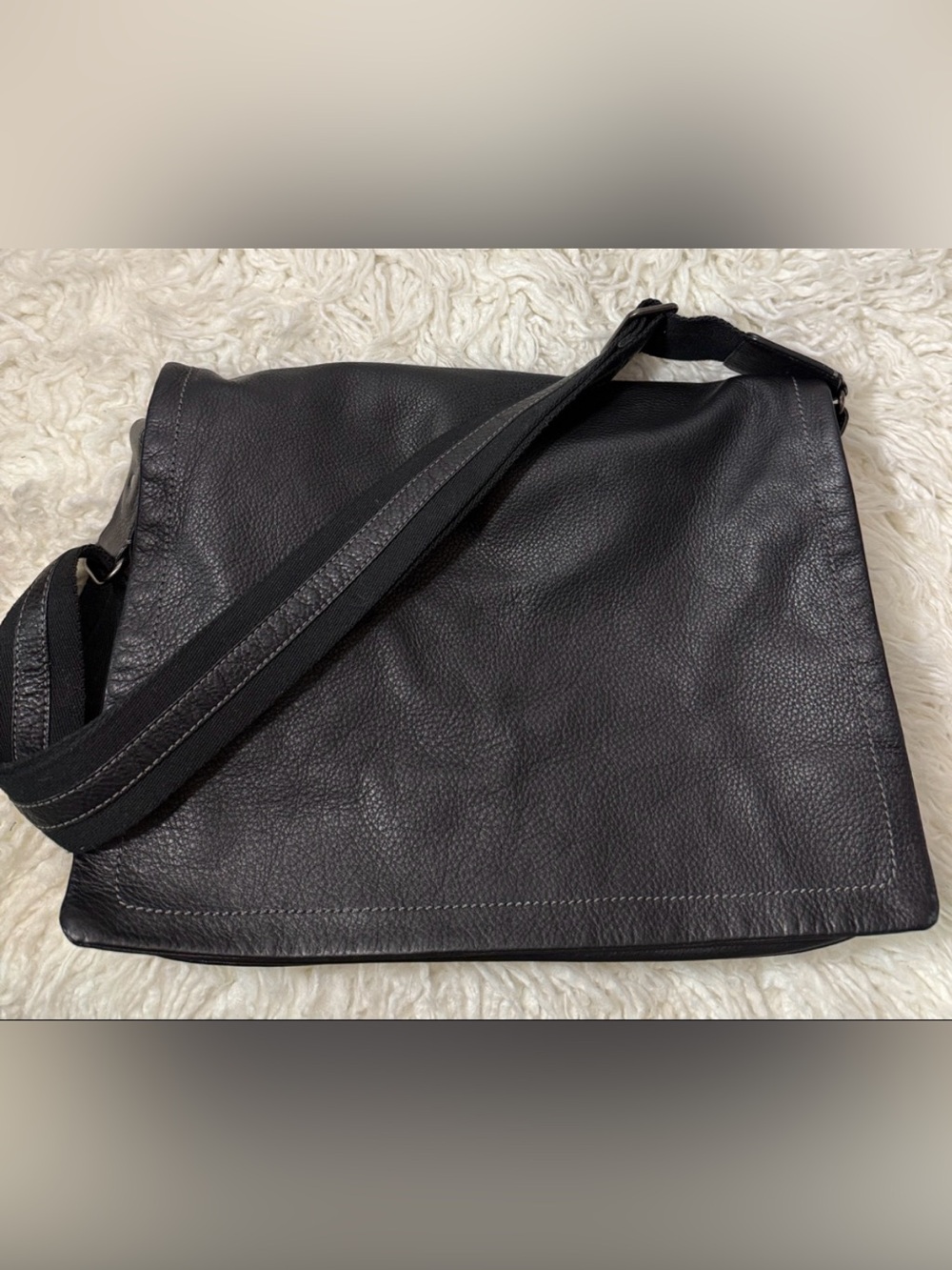 Levenger Classic Black Leather Messenger Bag medium